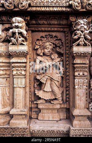 Giocare violino, sculture in legno del 17th ° secolo in tempio di Meenakshi-Sundareswarar Chariot a Madurai, Tamil Nadu, India del Sud, India, Asia Foto Stock