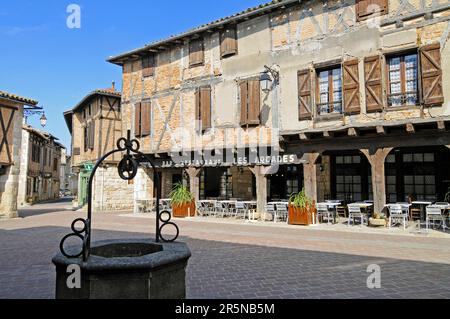 Bar e ristorante 'Les Arcades', Place des Arcades, Castelnau de Montmiral, Gaillac, dipartimento Tarn, Midi-Pirenei, Francia Foto Stock