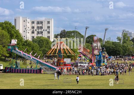 Atlanta, GA / USA - 15 aprile 2023: Giostre di carnevale e la gente movimento sfocato a metà strada dell'Atlanta Dogwood Festival il 15 aprile 2023. Foto Stock