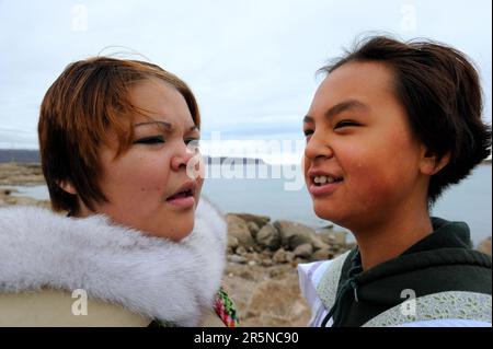 Donna inuit, villaggio Qikiqtarjuaq, Nunavut, Canada, Isola di Baffin, Baffi, Inuit, Eskimo, Eskimos, Islanda Foto Stock