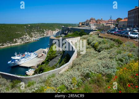 Traghetto nel fiordo, Goulet de Bonifacio, Bonifacio, Corsica, Francia, Città alta Foto Stock