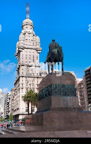 Statua equestre di Jose Artigas, Palacio salvo, Plaza Independencia, Montevideo, Uruguay Foto Stock