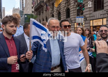 NEW YORK, NEW YORK - GIUGNO 04: Leader democratico della maggioranza USA Il Senatore Chuck Schumer partecipa alla Parata celebrativa di Israele il 4 giugno 2023 a New York. Credit: Ron Adar/Alamy Live News Foto Stock