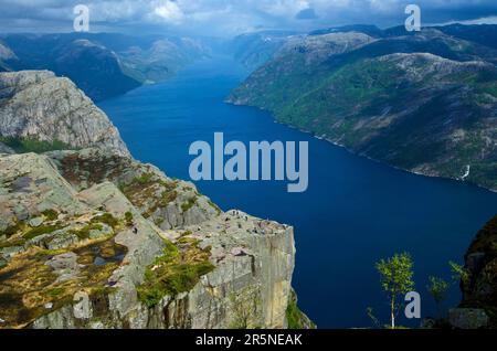 Piattaforma rocciosa Preikestolen, Ryfylke, provincia di Rogaland, Norvegia, Prekestolen, Pulpito di roccia, altopiani di roccia, Lysefjord, punto di vista Foto Stock