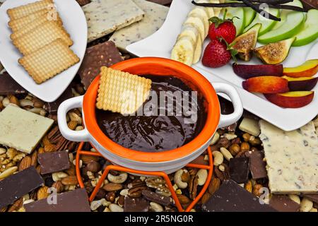 Fonduta di cioccolato, biscotti, frutta, noci, cioccolato, vaniglia Foto Stock