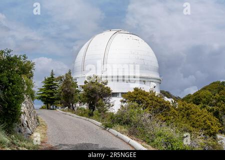 Mt Hamilton, CA, USA - 28 maggio 2023: Strada che conduce al telescopio Shane, e edificio che ospita il telescopio, parte dell'Osservatorio Lick Foto Stock