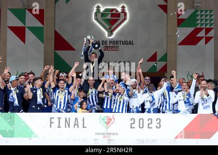 Oeiras. 4th giugno, 2023. Sergio Conceicao (top), allenatore capo del FC Porto, solleva il trofeo e festeggia con i giocatori dopo la finale di Coppa del Portogallo tra FC Porto e SC Braga a Oeiras, Portogallo, il 4 giugno 2023. Credit: Petro Fiuza/Xinhua/Alamy Live News Foto Stock
