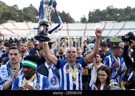 Oeiras. 4th giugno, 2023. Pepe (C) del FC Porto festeggia con il trofeo dopo la finale di Coppa del Portogallo tra FC Porto e SC Braga a Oeiras, Portogallo, il 4 giugno 2023. Credit: Petro Fiuza/Xinhua/Alamy Live News Foto Stock