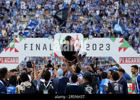 Oeiras. 4th giugno, 2023. I giocatori del FC Porto festeggiano con il loro allenatore Sergio Conceicao (top) dopo la finale di Coppa del Portogallo tra FC Porto e SC Braga a Oeiras, Portogallo, il 4 giugno 2023. Credit: Petro Fiuza/Xinhua/Alamy Live News Foto Stock