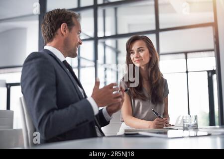 Si tratta di offrire ai nostri clienti il servizio migliore che si aspettano. due uomini d'affari che hanno una discussione in un ufficio. Foto Stock