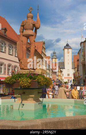 Bad Mergentheim, piazza del mercato, castello dell'ordine teutonico sullo sfondo, strada romantica, Baden-Wuerttemberg, Germania Foto Stock