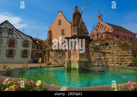 Eguisheim, Place du Chateau, Alsace Wine Route, Alto Reno, Alsazia, Francia Foto Stock