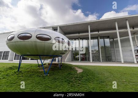 Futura House di Matti Suuronen, di fronte al Pinakothek der moderne, Monaco, Baviera, Germania Foto Stock