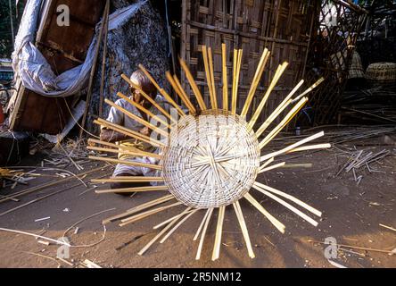 Un uomo che fa eco-friendly bambù strisce cesto, Tamil Nadu, India del Sud, India, Asia Foto Stock