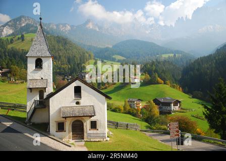 Cappella, San Cipriota, Gruppo Catinaccio, Dolomiti, Alto Adige, Italia Foto Stock