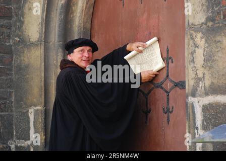 Attori di Martin Lutero, di fronte al portale della chiesa, Wittenberg, Sassonia-Anhalt, tesi di Lutero, Germania Foto Stock