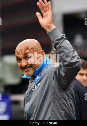 Napoli, Italia. 4th giugno, 2023. Il capo allenatore di Napoli Luciano Spalletti reagisce prima di una partita di calcio di Serie A tra Napoli e Sampdoria a Napoli, 4 giugno 2023. Credit: Jin Mamengni/Xinhua/Alamy Live News Foto Stock