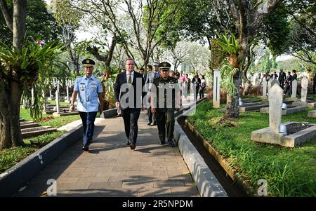 Giacarta, Indonesia. 05th giugno, 2023. Boris Pistorius (SPD, M) Ministro federale della Difesa, è accompagnato da ufficiali indonesiani Wajariman (r) ed Ernies durante una visita al cimitero d'onore di Kalibata. All'ordine del giorno vi sono i colloqui sul ruolo della Germania nell'Indo-Pacifico. Credit: Britten/dpa/Alamy Live News Foto Stock