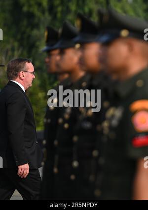 Giacarta, Indonesia. 05th giugno, 2023. Boris Pistorius (SPD), Ministro federale della Difesa, durante una visita al Cimitero d'onore di Kalibata. All'ordine del giorno vi sono i colloqui sul ruolo della Germania nell'Indo-Pacifico. Credit: Britten/dpa/Alamy Live News Foto Stock