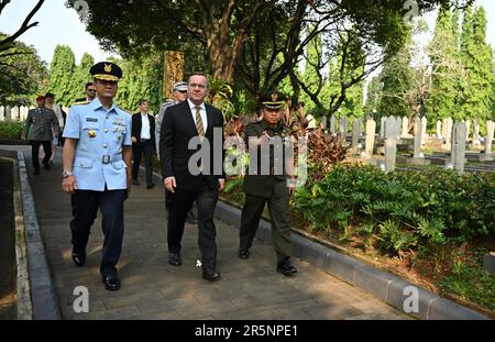 Giacarta, Indonesia. 05th giugno, 2023. Boris Pistorius (SPD, M) Ministro federale della Difesa, è accompagnato da ufficiali indonesiani Wajariman (r) ed Ernies durante una visita al cimitero d'onore di Kalibata. All'ordine del giorno vi sono i colloqui sul ruolo della Germania nell'Indo-Pacifico. Credit: Britten/dpa/Alamy Live News Foto Stock