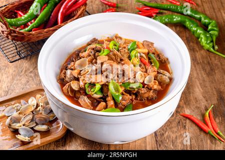 Pollo e funghi brasati a secco in salsa di peperoncino Foto Stock