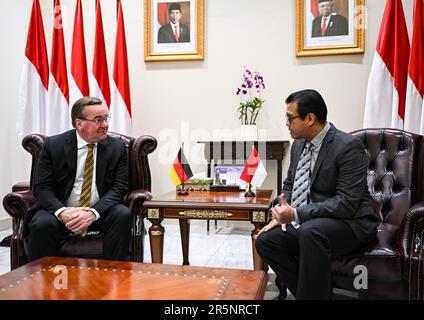 Giacarta, Indonesia. 05th giugno, 2023. Boris Pistorius (SPD), ministro federale della Difesa, incontra il governatore indonesiano Andi Widjajanto. All'ordine del giorno vi sono i colloqui sul ruolo della Germania nell'Indo-Pacifico. Credit: Britten/dpa/Alamy Live News Foto Stock