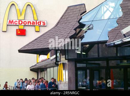 Ingresso al primo ristorante fast food McDonald's a Mosca, Russia, in Unione Sovietica nel 1991. Il ristorante da 900 posti ha aperto all'alba il 31 gennaio 1990 in Piazza Pushkin nel centro di Mosca. L'Unione Sovietica si è conclusa il 31 dicembre 1991. McDonald’s ha smesso di operare in Russia nel 2022 e il ristorante ha riaperto sotto la direzione russa come Vkusno & tochka (Tasty and that’s IT). Foto Stock