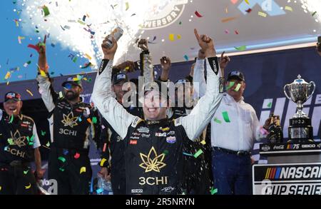 Madison, Stati Uniti. 04th giugno, 2023. Il driver Kyle Busch festeggia con i membri del team dopo aver vinto la gara NASCAR dell'Illinois 300 al World Wide Technology Raceway di Madison, Illinois, domenica 4 giugno 2023. Foto di Bill Gutweiler/UPI Credit: UPI/Alamy Live News Foto Stock