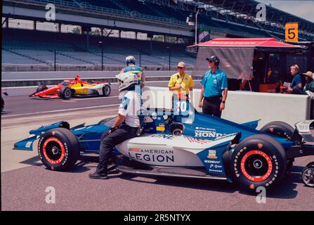 INDIANAPOLIS, INDIANA, STATI UNITI - 2023/05/22: I membri dell'equipaggio del chip Ganassi Racing driver Álex Palou (10) di Spagna spostare la sua auto a pit row durante la pratica per la 2023 Indy 500 al circuito automobilistico di Indianapolis a Indianapolis. (Foto di Jeremy Hogan/The Bloomingtonian) Foto Stock