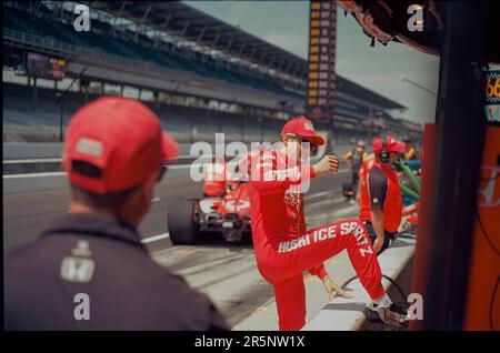 INDIANAPOLIS, INDIANA, STATI UNITI - 2023/05/22: Chip Ganassi Racing driver Marcus Ericsson (8) di Svezia durante le pratiche per la 2023 Indy 500 al circuito automobilistico di Indianapolis a Indianapolis. (Foto di Jeremy Hogan/The Bloomingtonian) Foto Stock