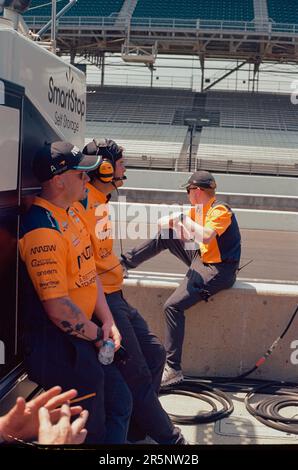 INDIANAPOLIS, INDIANA, STATI UNITI - 2023/05/22: I membri del team Arrow McClaren lavorano nella pit row durante le prove per la 2023 Indy 500 all'Indianapolis Motor Speedway di Indianapolis. (Foto di Jeremy Hogan/The Bloomingtonian) Foto Stock