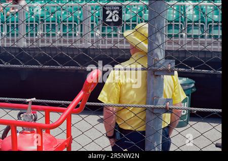 INDIANAPOLIS, INDIANA, STATI UNITI - 2023/05/22: Un ufficiale di sicurezza sta vicino alla fila dei pit durante la pratica per l'Indy 500 2023 all'Indianapolis Motor Speedway in Indianapolis. (Foto di Jeremy Hogan/The Bloomingtonian) Foto Stock