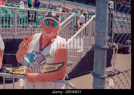 INDIANAPOLIS, INDIANA, STATI UNITI - 2023/05/22: Un ventilatore di corsa guarda attraverso la recinzione sulla fila dei box durante la pratica per l'Indy 500 2023 all'Indianapolis Motor Speedway in Indianapolis. (Foto di Jeremy Hogan/The Bloomingtonian) Foto Stock