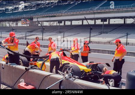 INDIANAPOLIS, INDIANA, STATI UNITI - 2023/05/22: Il pilota della squadra Penske Josef Newgarden (2) degli Stati Uniti pratica per il 2023 Indy 500 all'Indianapolis Motor Speedway in Indianapolis. (Foto di Jeremy Hogan/The Bloomingtonian) Foto Stock