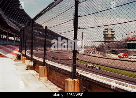 INDIANAPOLIS, INDIANA, STATI UNITI - 2023/05/22: I corridori ruggiscono in una a turno durante la pratica per l'Indy 500 2023 all'Indianapolis Motor Speedway in Indianapolis. (Foto di Jeremy Hogan/The Bloomingtonian) Foto Stock