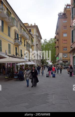 Persone shopping e ristoranti a tavoli e sedie per caffè all'aperto in strade pedonali a la Spezia, Liguria, Italia Foto Stock