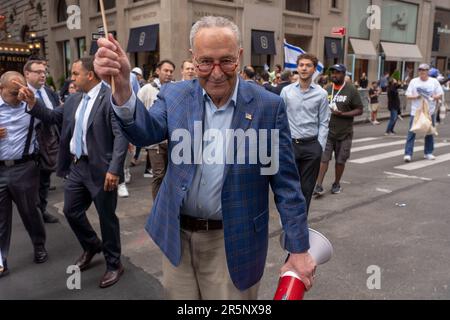 NEW YORK, NEW YORK - GIUGNO 04: Leader democratico della maggioranza USA Il Senatore Chuck Schumer partecipa alla Parata celebrativa di Israele il 4 giugno 2023 a New York. (Foto di Ron Adar / SOPA Images/Sipa USA) Foto Stock