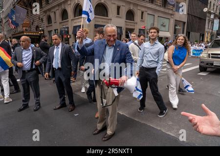 NEW YORK, NEW YORK - GIUGNO 04: Leader democratico della maggioranza USA Il Senatore Chuck Schumer partecipa alla Parata celebrativa di Israele il 4 giugno 2023 a New York. Credit: SOPA Images Limited/Alamy Live News Foto Stock