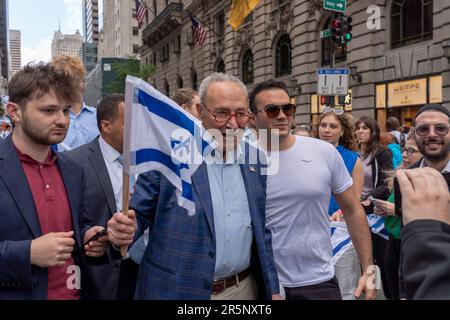 NEW YORK, NEW YORK - GIUGNO 04: Leader democratico della maggioranza USA Il Senatore Chuck Schumer partecipa alla Parata celebrativa di Israele il 4 giugno 2023 a New York. Credit: SOPA Images Limited/Alamy Live News Foto Stock