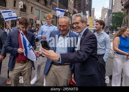 NEW YORK, NEW YORK - GIUGNO 04: Leader democratico della maggioranza USA Il Senatore Chuck Schumer partecipa alla Parata celebrativa di Israele il 4 giugno 2023 a New York. Credit: SOPA Images Limited/Alamy Live News Foto Stock