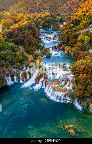 Krka, Croazia - veduta aerea panoramica delle famose cascate di Krka nel Parco Nazionale di Krka in una luminosa mattinata autunnale con coloratissime foglie autunnali Foto Stock