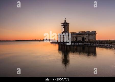 Rutland, Inghilterra - Giugno 3rd UK tempo i tramonti dietro la chiesa di Normanton sul bordo dell'acqua di Rutland. Foto Stock