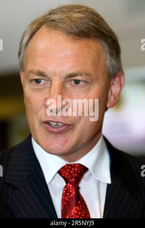 Leader laburista, Phil Goff, parlando con i media come egli arriva per un incontro del partito caucus, Auckland, Nuova Zelanda, Martedì 27 gennaio, 2009. Foto Stock