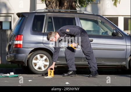 I marcatori di prova sono posti sulla scena del tiro della polizia, Smale Street, Point Chevalier, Auckland, Nuova Zelanda, Lunedì 27 luglio 2009. Foto Stock