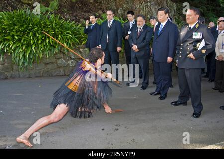 Sua Eccellenza Xi Jinping Vice Presidente della Repubblica popolare cinese, 2nd a destra, arriva a un tradizionale benvenuto Maori Foto Stock