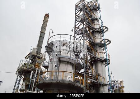 Installazione per olio di lavorazione con colonne e tubi. Raffineria. Foto Stock