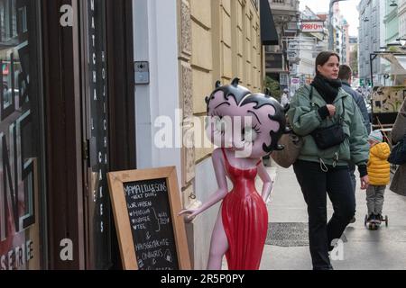 vienna, austria. il 1 aprile 2023 i compagni di marciapiede passeranno vicino a un affascinante ristorante europeo (vita quotidiana in europa) Foto Stock
