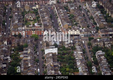 Foto del file datata 09/07/2021 di una veduta aerea di una casa a schiera nella zona ovest di Londra. Almeno una famiglia su cinque con un accompagnatore non retribuito in alcune delle zone più edificate del paese non ha trasporto privato e ha qualcuno che è disabile o in cattiva salute, una nuova analisi mostra. Le aree includono grandi città come Liverpool, Manchester e Newcastle, così come alcuni quartieri di Londra dove la figura è più vicina a una su tre. Data di emissione: Lunedì 5 giugno 2023. Foto Stock