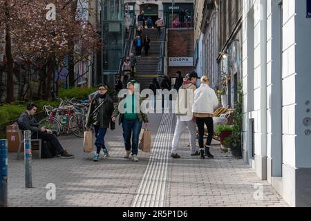 vienna, austria. 1 aprile 2023 il fascino di vienna per i posti a sedere all'aperto in una strada pedonale (vita quotidiana in europa) Foto Stock