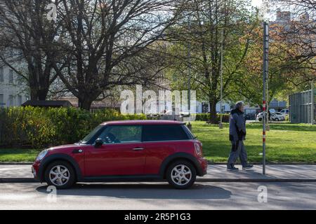 vienna, austria. 5 aprile 2023 sentieri del parco pedoni passeggiare lungo il percorso panoramico (vita quotidiana in europa) Foto Stock